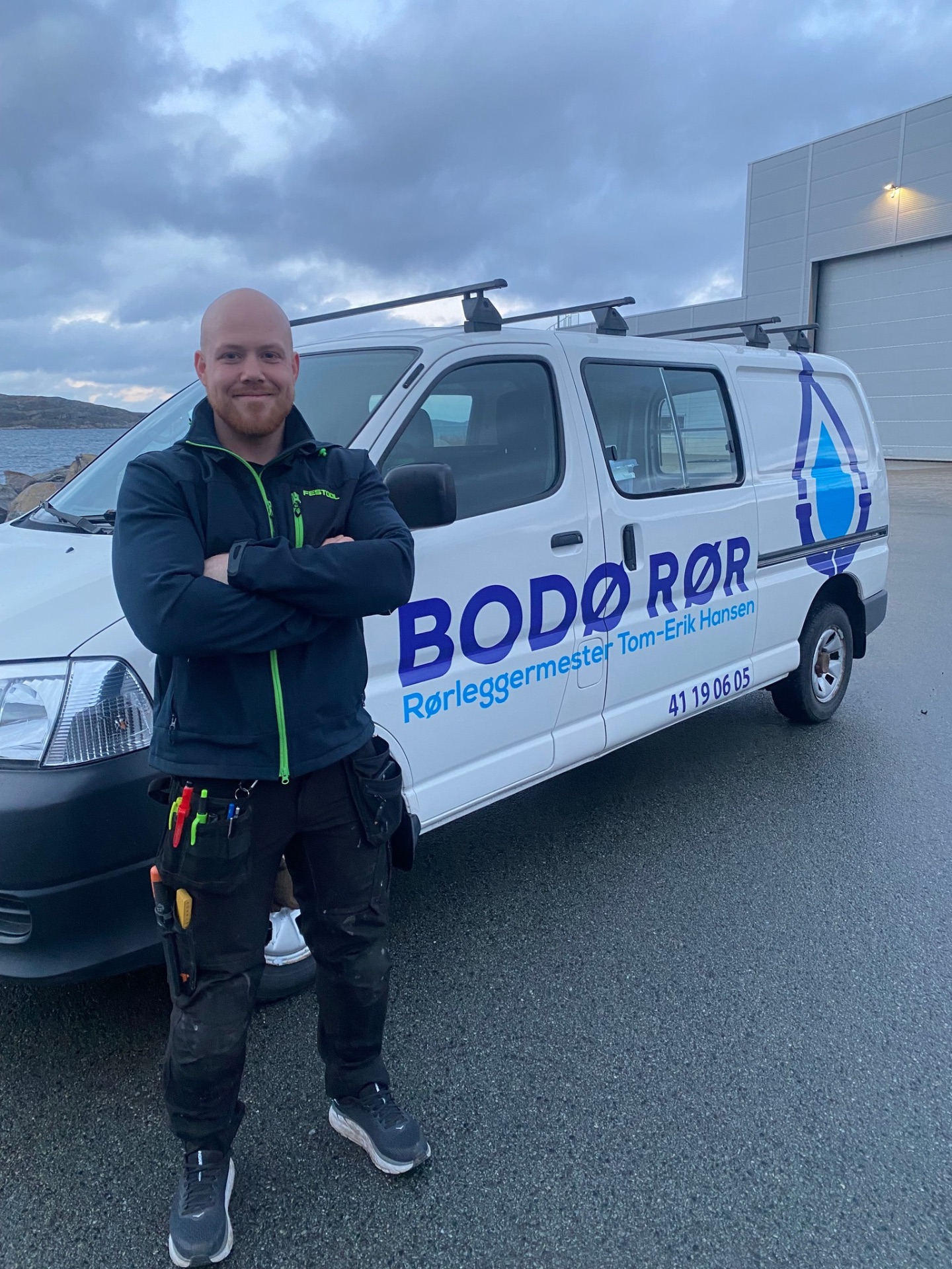 Rørleggermester Tom-Erik Hansen foran firmabil